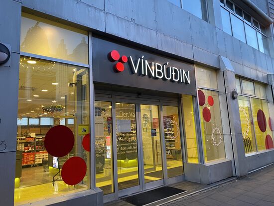 Hier ist so ein Laden- gut gefüllt mit Bier, Wein und auch Hochprozentiges
Eine kleine Dose Bier kostet z.B. 2,20 Euro-alles etwa dreifache Preise wie bei uns
Wir finden einen guten Prosecco und machen uns zu Fuß auf den 2,5km weiten Heimweg