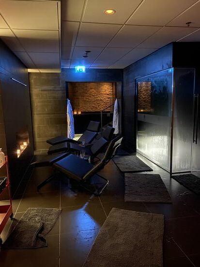 Hinten ist noch ein 41 Grad Becken
Alles sehr dunkel und keinesfalls den Extra-Eintrittspreis wert!