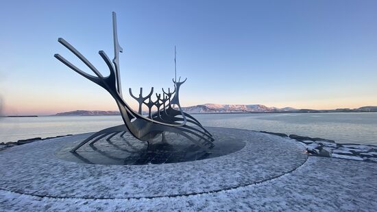 Anlässlich des 200-jährigen Jubiläums der Stadt Reykjavík gab es im Jahr 1986 einen Wettbewerb - diese Skulptur hat gewonnen und wurde der Stadt übergeben