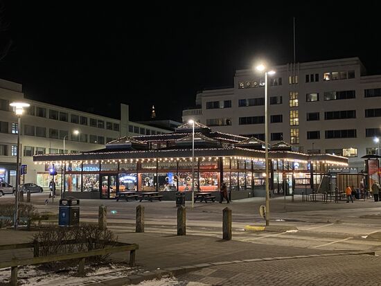 Abends wollen wir gut essen gehen- ich bekam über die Facebook-Gruppe den Tip vom “Skól”-allerdings finden wir es nicht, obwohl wir laut Navi exakt am Punkt stehen. Schließlich erklären uns ein paar Jugendliche, dass dieses große Glitzergebäude viele Restaurants beinhaltet