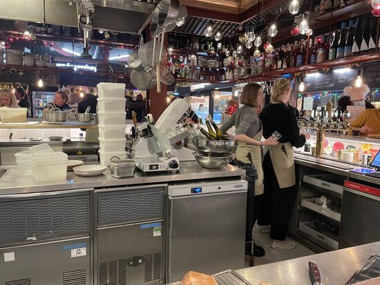 Tatsächlich: da ist es! Man sitzt an der Theke und schaut den Köchen bei der Essenszubereitung zu