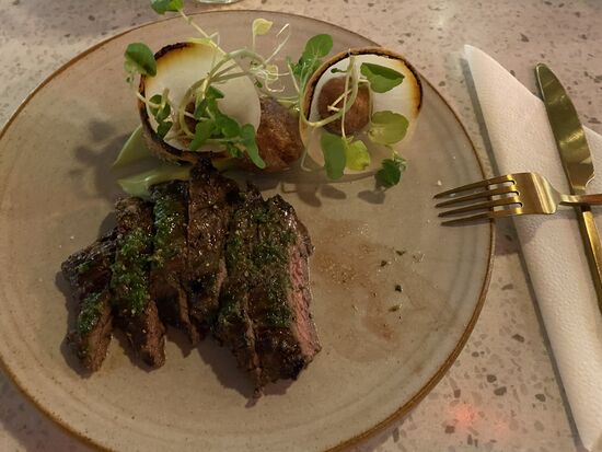 Wir bestellen uns Beef Skirt Steak und bekommen diese überschaubare, aber leckere Portion- dafür ist das mit umgerechnet 19 Euro ein wahres Schnäppchen 