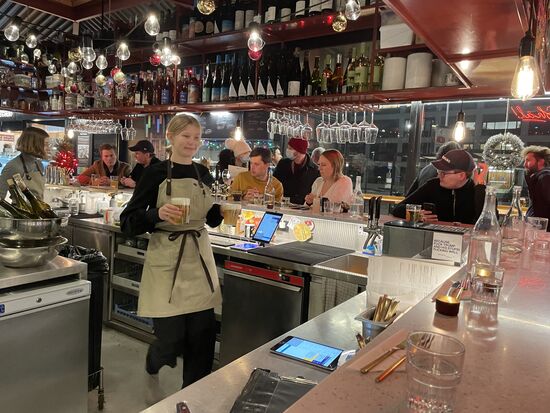 Alle Servicekräfte und auch die Köche haben gute Laune