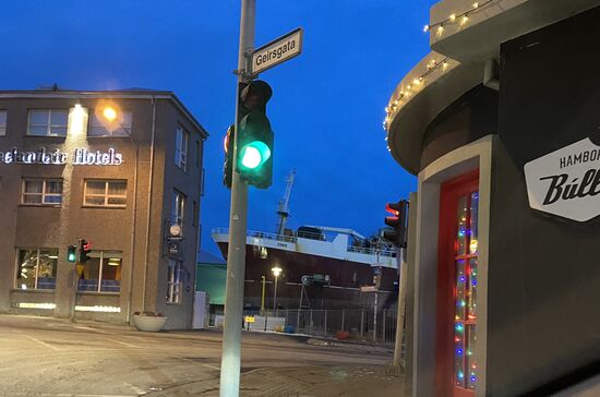 Sieht witzig aus, wenn die Schiffe scheinbar zwischen den Häusern „parken“