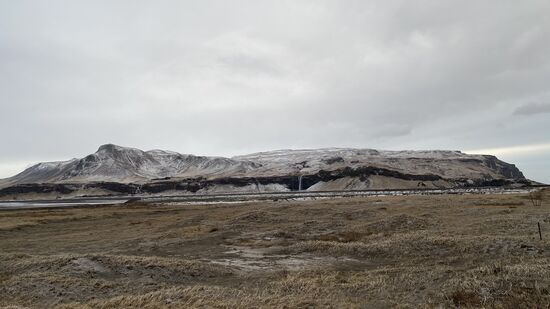 Dort hinten sind die Wasserfälle „Seljalandsfoss“ und „Gljúfurárfoss“ zu sehen