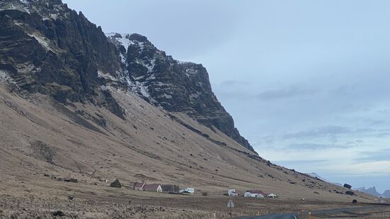 Ab und zu sieht man kleine Dörfer am Hang