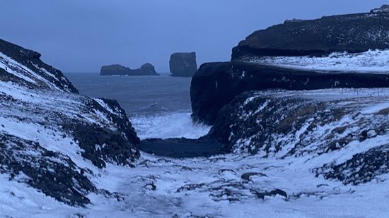 Donnernde Wellen des Atlantiks treffen  mit gewaltiger Kraft auf die Küste