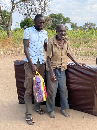 Hier hat Dennis mit Phillipp die Matratze und Bettdecke gekauft