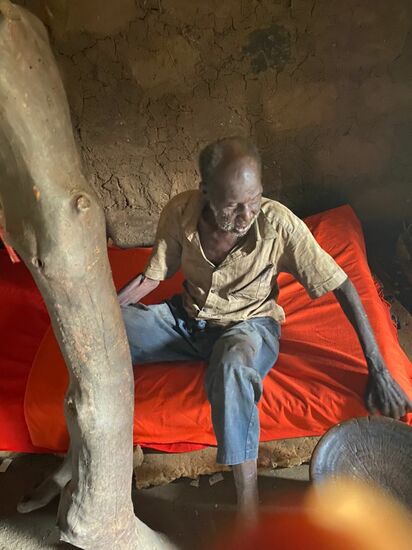 So schläft er jetzt--ich glaube, die orangen Decken haben wir letztes Mal im Gepäck gehabt