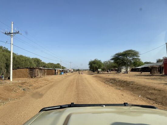 Wir fahren durch viele Dörfer. Autos kommen nicht so viele, deshalb tummeln sich schonmal Kinder auf der Fahrbahn
