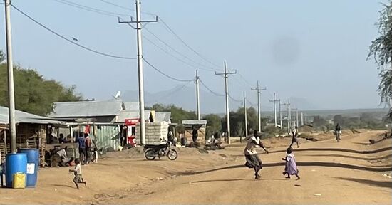 Und da muss die Mutter mal schnell das Kind von der Straße „retten“. Denis ist jedoch ein aufmerksamer Fahrer.