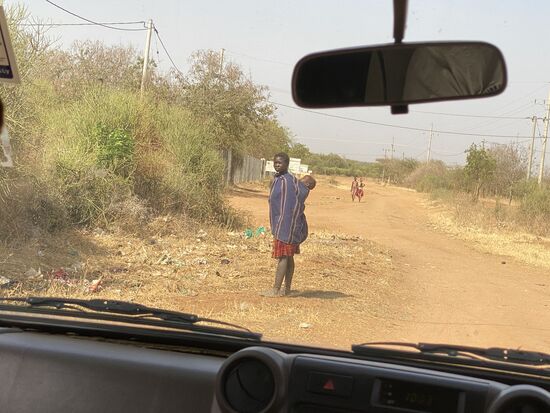 Heute steht ein weiterer Besuch eines Karamajong Stammes auf dem Programm. Wir holen unseren Guide James ab und fahren in das Dorf “Nakapelimoru“