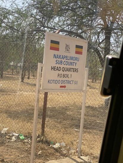 Geparkt wird auf dem Gelände des Sub County - hier dürfen keine Kinder hin, sonst würden die das Auto direkt stürmen.