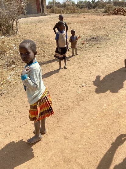 Die Kinder begleiten uns ins Dorf.