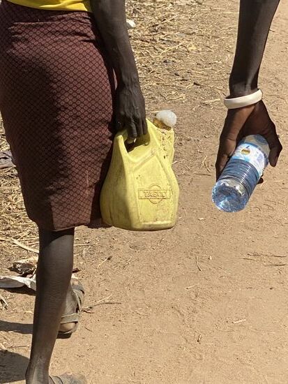 Im Kanister ist hiesiges Bier - jeder trinkt es, selbst die Kinder. Es ist sehr leicht und hat wenig Alkohol