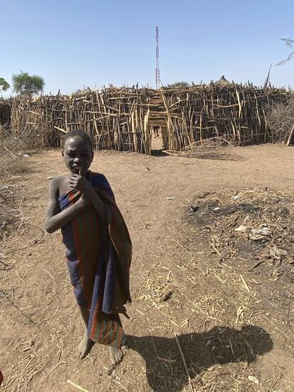 Im Hintergrund wieder einer der Zäune, die die Feinde abhalten sollen.