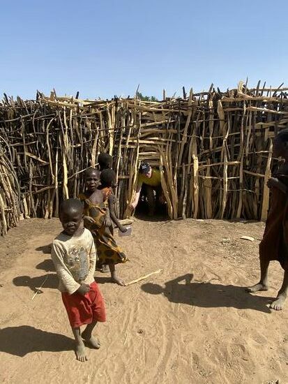 Für uns ist es schon eine Anstrengung durch den Zaun zu kriechen. Hier sind wir jetzt in dem Home einer Familie