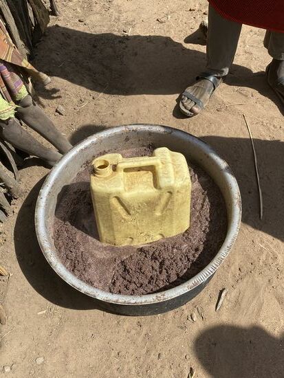 Das sind die Reste des gebrauten Bieres. Es wird auch gegessen, wenn es nichts anderes gibt. Ansonsten bekommen die Tiere die Maische.