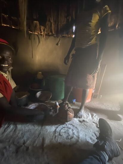 Wir werden eingeladen in den Schlafraum zu kriechen und erfahren viel über das Leben der Karamajong. Wir sitzen auf den Ziegenfellen, die als Schlafstelle dienen