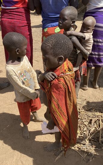 Hier passen selbst die kleinen Kinder auf ihre Geschwister auf und tragen sie ständig bei sich