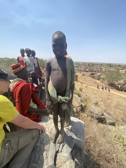 Wir schauen von hier oben auf das Dorf. Jetzt erst sehen wir, wieviel „Homes“ es gibt. Dieses Dorf ist das größte in dieser Region und hat ca. 25.000 Einwohner. Da die Familien 10-15 Kinder haben, leben diese 25.000 auf engstem Raum