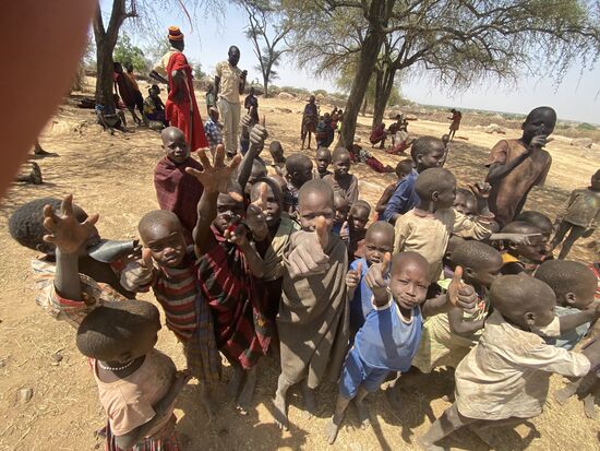 Selbst als wir wegfahren stehen sie neben dem Auto. Immer noch in der Hoffnung, dass es vielleicht Süßes gibt. Aber diesmal sind wir eisern, da James uns darum gebeten hat.