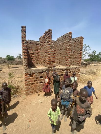 Dieser Platz ist übrigens eine Toilette. Näher wollten wir nicht nicht ran gehen, auch wegen der Fliegen. Die Kinder sind schreiend weggelaufen, sie konnten nicht verstehen, dass wir „Pup“ fotografieren. Und gleichzeitig haben sie gelacht.
