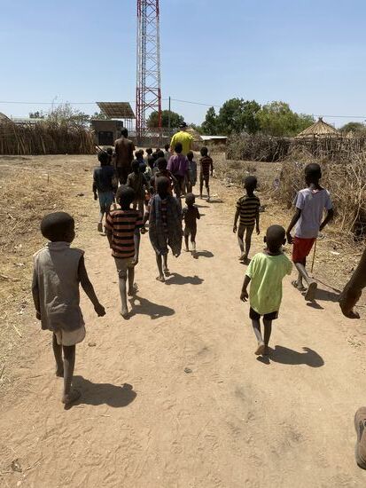Auszug aus dem Dorf. Thomas wird verfolgt. Wir verlassen das Dorf, haben wir doch noch 250 km und 5 Stunden Fahrzeit vor uns.
