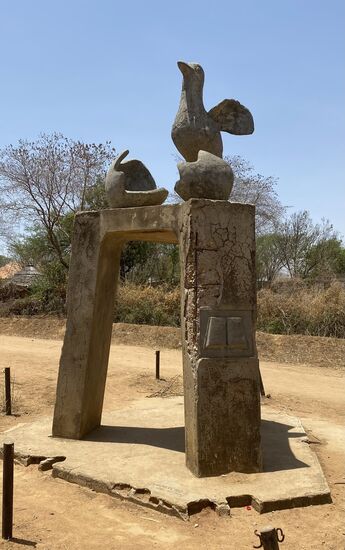 In der Nähe kommen wir noch an einem interessanten Denkmal vorbei. 
Ein Monument mit Buch und Stift mit untenstehender Inschrift