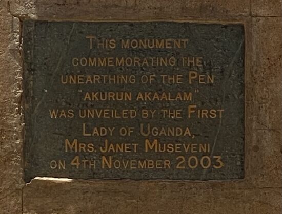 Bis 2003 haben die „Karamajong“ eine Schule als nicht wichtig erachtet. Die Kinder wurden bereits mit 4 oder 5 Jahren zum Ziegenhüten geschickt. Keine Zeit für Schule. Außerdem helfen Bücher ihrer Meinung nach nicht, ein tapferer Krieger zu werden. Die Regierung von Uganda hat doch gewünscht, dass die Kinder zur Schule gehen und am 04.11.2003 wurde durch die First Lady beurkundet, dass alle Karamajong Kinder zur Schule dürfen.