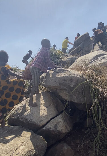 Dann geht es auf die Felsen. Die Kinder sind im Nu oben, wir brauchen etwas länger.