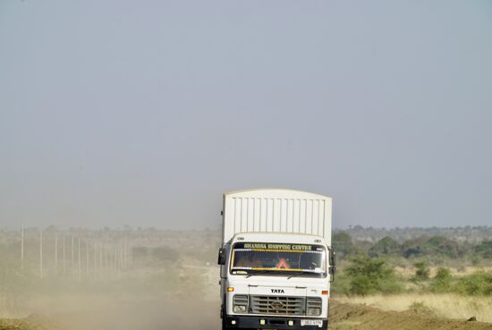 Insgesamt 5 Stunden ging es auf Schotterpisten Richtung Norden. Manchmal konnten wir vor lauter Staub die Straße nicht sehen