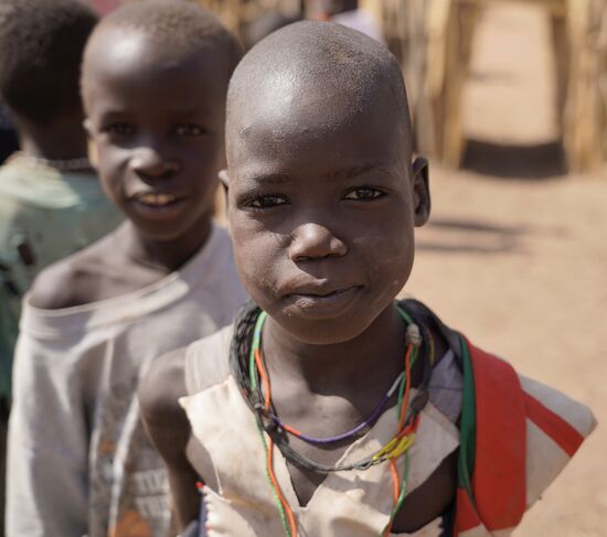 In diesem Dorf leben - wie bereits in dem Dorf gestern - viele Kinder. Die erwarten uns mit großem Interesse. Besucher kommen in diese Dörfer nicht sehr viele. Und schon garnicht Weiße. Weiße heißen hier Muzungu. Die Kinder glauben zum Teil, dass wir Außerirdische sind.