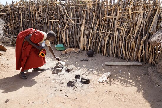 Dies ist die Außenküche. Der große Stein ist für den Vater, der links daneben für die Mutter, die anderen für die Kinder. Genau in dieser Reihenfolge wird auch gegessen. Direkt am Feuer. Wenn mehr Kinder da sind, müssen diese warten. Aber wie wir gestern ja schon erfahren haben, gibt es nicht jeden Tag Nahrung für die Kinder