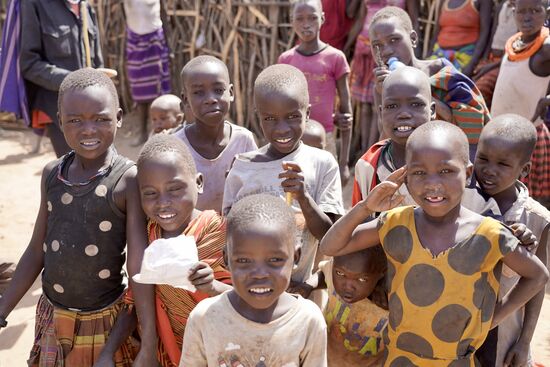 Die meisten Kinder haben sich noch nie im Spiegel gesehen. Deshalb waren sie aus dem Häuschen, wenn sie sich auf dem Fotoapparat oder auf dem Handy gesehen haben.