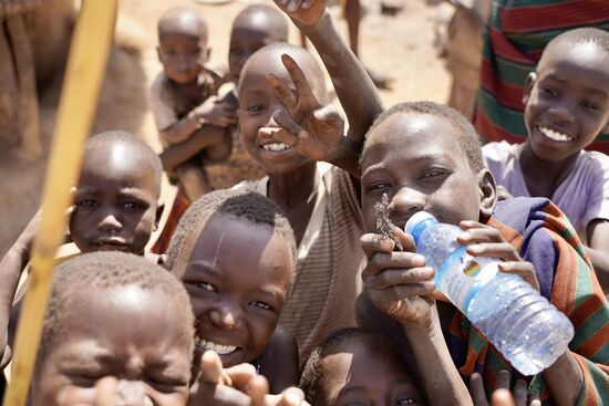 Alle wollten aufs Bild. Hier hat ein Kind bereits eine Wasserflasche von uns ergattert. Damit wird dieses Kind zukünftig Wasser für sich holen