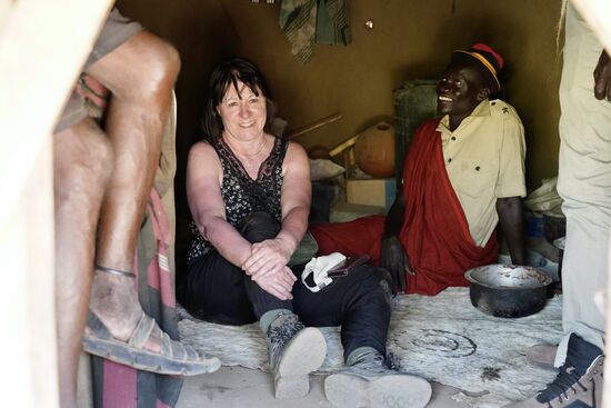 Rechts ist unser Guide in diesem Dorf: James. Er ist ein sehr stolzer Karamajong und lebt diese Kultur auch excessiv