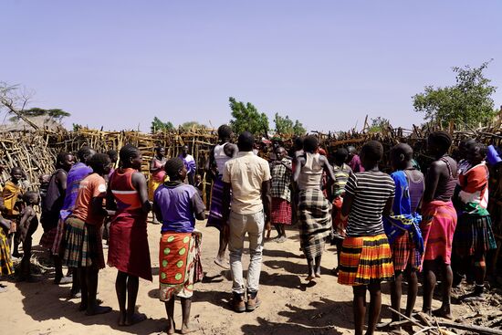 Nun steht eine Tanz- und Gesangsdarbietung uns zu Ehren an. Der Tanz und der Gesang wurde speziell für uns einstudiert bzw. Komponiert.