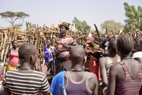 Ein weiterer junger Karamajong. Viele der Männer sind zurzeit mit dem Vieh ca. 35 km entfernt. Dort gibt es noch Wasser nach dieser langen Trockenperiode. Teilweise sind sie monatelang von zuhause weg.