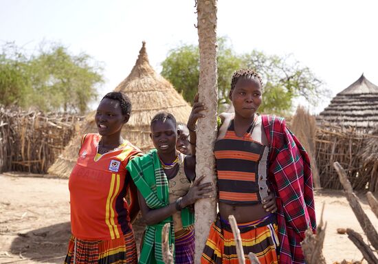 3 Schönehtien, die alles aus der Entfernung beobachten.