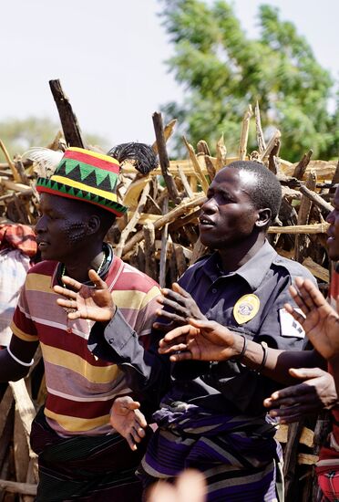 Der Tanz dieser Beiden ist sehr ausdrucksstark. Tanzen und Singen liegt den Karamajong im Blut