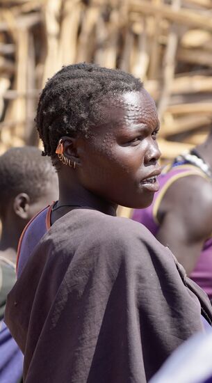 Auch hier ein Gesicht mit vielen Narben und vielen  Ohrringen