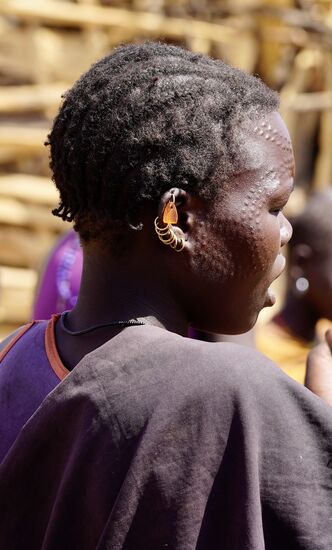 So wie man uns berichtet, machen die Frauen dies freiwillig. Trotzdem möchte man nicht die Schmerzen ertragen müssen, die eine solche Tortur hervorruft.