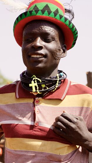 Auch Männer tragen diesen Gesichtsschmuck. Mehr, mehr - desto mehr sind die Männer richtige Karamajong. Außerdem reissen sie sich das Zungenbändchen raus. Ebenfalls ein Beweis von Männlichkeit.