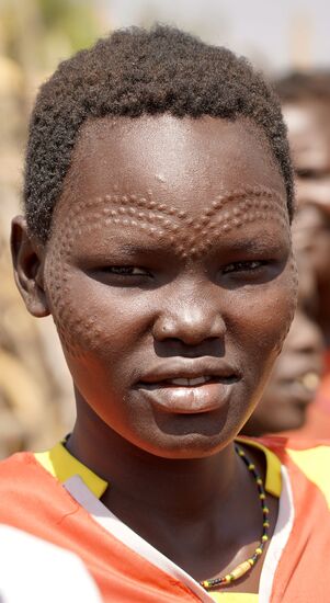 Hier ebenfalls eine besonders schöne Zeichnung. Im Prinzip ist dieser Brauch nicht viel anders als bei uns Tattoos und Piercings.