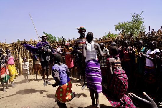 Und es ist unglaublich, wie hoch hier gesprungen wird. Wir haben uns mal besser nicht in die Runde begeben.