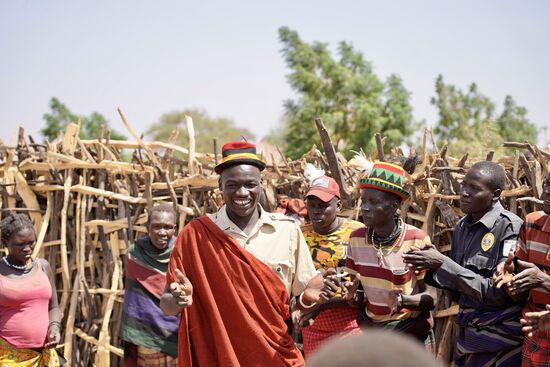 James wird in Sippenhaft genommen und muss tanzen.