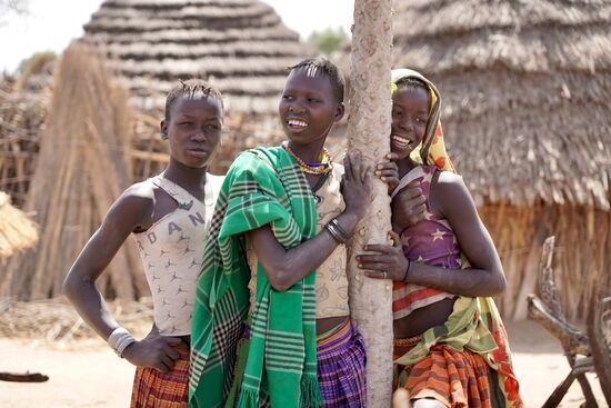 Wir haben selten so viele schöne Frauen und junge Mädchen gesehen. Und dieses Lächeln begeistert uns