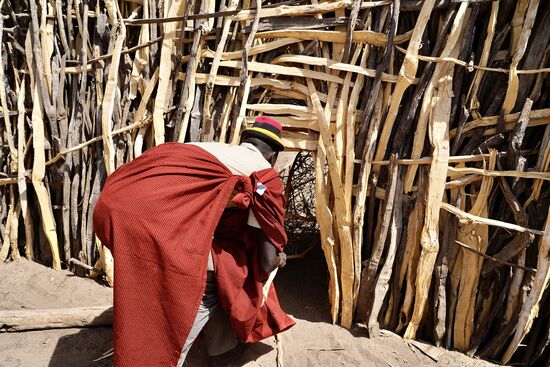 Es geht raus aus dem „Home“. Um die Hütten der Familie ist ein Zaun gebaut. Der Ausgang wird mit Dornenbüschen versperrt. Diese können nur von Innen wieder zur Seite geschoben werden. Von Außen ist es unmöglich sie herauszuziehen.
