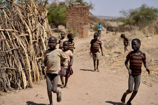 Es geht nun zum Dorfplatz und den Dorfältesten. Die Kinder folgen uns.